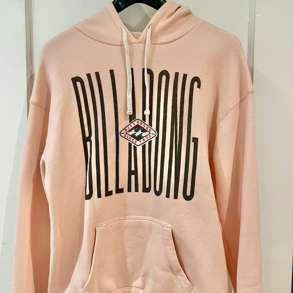 Women’s light pink Billabong hoodie. Lightly worn in perfect condition.